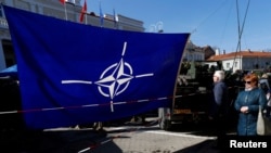 Bendera NATO di Vilnius, Lituania, 30 Maret 2019. (Foto: REUTERS/Ints Kalnins)