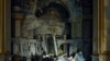Sejumlah warga tampak mengamati kerusakan yang timbul pada Transfiguration Cathedral di Odesa, Ukraina, pada 23 JUli 2023. Katedral tersebut rusak dihantam serangan rudal Rusia. (Foto: AP/Libkos)