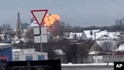 一架俄羅斯軍用運輸機在俄羅斯靠近烏克蘭的別爾哥羅德(Belgorod)地區居民區墜毀後燃起大火。(2024年1月23日)