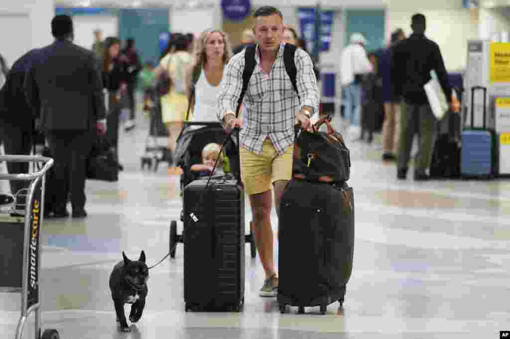 En el aeropuerto de Fort Lauderdale, Florida, el movimiento de personas también es alto. Se espera que millones de personas lleguen a los aeropuertos y, también, llenen las autopistas. 