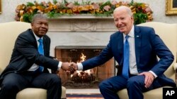 El presidente Joe Biden se reúne con el presidente de Angola, Joao Manuel Goncalves Lourenco, en la Oficina Oval de la Casa Blanca, el 30 de noviembre de 2023, en Washington. (Foto AP/Andrew Harnik)