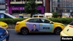 台北街头的出租车贴有富士康创办人郭台铭参加总统竞选的选举广告。(2023年10月28日)