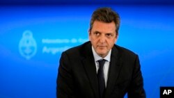 El ministro de Economía de Argentina, Sergio Massa, recibe el apoyo de la vicepresidenta Cristina Fernández de Kirchner a su postulación a la presidencia en los próximos comicios de octubre.