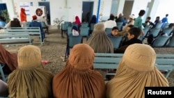 FILE - Pengungsi perempuan Afghanistan yang tinggal di Pakistan menunggu untuk didaftarkan di kantor di Peshawar, Pakistan, 30 September 2021.