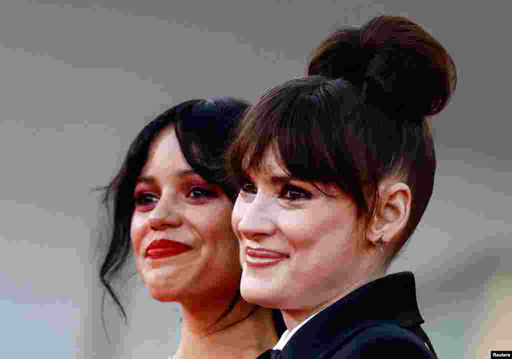 Las miembros de reparto Jenna Ortega y Winona Ryder posan en la alfombra roja durante las llegadas para la proyección de la película 'Beetlejuice Beetlejuice' fuera de competición, durante el 81º Festival de Cine de Venecia, Venecia. 