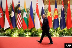 Menteri Pertahanan Filipina Gilberto Teodoro tiba untuk menghadiri sesi pembukaan Pertemuan Menteri Pertahanan ASEAN (ADMM) ke-17 di Jakarta pada 15 November 2023. (Foto: Willy Kurniawan/Pool/AFP)