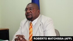 Líder da Renamo, maior partido da oposição moçambicana, em conferência de imprensa, outubro de 2012. (ROBERTO MATCHISSA / AFP)