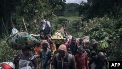 Wakazi wa Bambo wilaya ya Rutshuru mashariki mwa DRC wakikimbia mashambulizi ya M23, Oktoba 26, 2023. Picha ya AFP