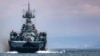 Sebuah kapal angkatan laut Rusia dalam latihan angkatan laut di Laut Hitam, 14 April 2021.(Layanan Pers Kementerian Pertahanan Rusia via AP)