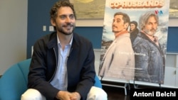 El actor Paco León durante una entrevista con la Voz de América en Miami, Florida.