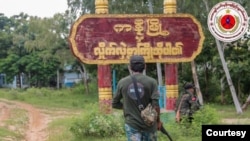ကနီမြို့ဆိုင်းဘုတ်အနီးတွေ့ရတဲ့ ဒေသကာကွယ်ရေးတပ်ဖွဲ့ဝင်များ 