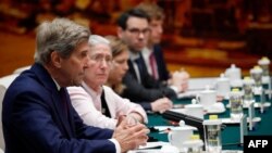 Američki izaslanik za klimu John Kerry (lijevo) prisustvuje sastanku s direktorom Ureda Komisije za vanjske poslove Centralnog komiteta Komunističke partije Kine Wang Yijem u Velikoj dvorani naroda u Pekingu 18. jula 2023.