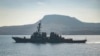 Kapal Perusak milik Amerika Serikat USS Carney terlihat berlayar di perairan Souda Bay, Yunani. (Foto: Petty Officer 3rd Class Bill Dodge/U.S. Navy via AP) 