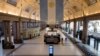 Stasiun kereta api Retiro di Buenos Aires tampak kosong saat serikat pekerja di Argentina melakukan aksi mogok massal pada pada 9 Mei 2024. (Foto: AP/Rodrigo Abd)