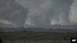 從以色列南部看到的以軍空襲加沙地帶後升起的濃煙。 (2023年12月26日)