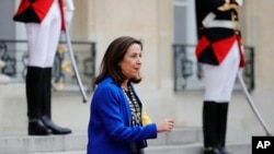 La ministra de Defensa española, Margarita Robles, deja un almuerzo en el Palacio del Elíseo que siguió al desfile del Día de la Bastilla, el 14 de julio de 2019, en la avenida de los Campos Elíseos en París.