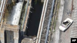 Fotografija preuzeta sa snimaka dronom, koje je ustupila ukrajinska vojska i datirana 28. maj 2023., prikazuje automobil na brani Kahovka koji je izgleda natovaren eksplozivom. Brana se srušila 6. juna, dok je bila pod ruskom kontrolom. (Ukrajinska vojska preko AP-a)
