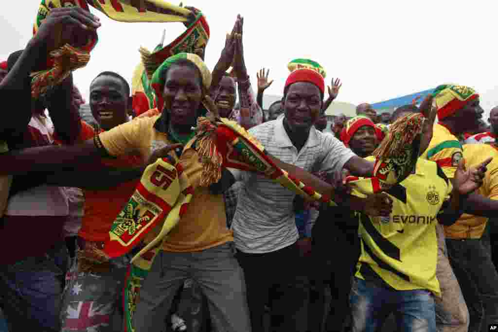 'Yan kallon kasar Mali su na tarbar 'yan wasan kasarsu a lokacin da suka isa babban filin jirgin saman Malabo, babban birnin Equatorial Guinea ran 16 Janairu 2015.