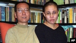 Chinese dissident Liu Xiaobo (L) his wife Liu Xia (file photo)