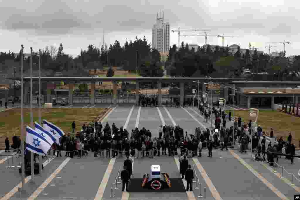 Warga Israel melewati jenazah mantan perdana menteri Ariel Sharon di Plaza Knesset, Yerusalem (12/1). (AP/Oded Balilty)