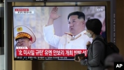 Sebuah stasiun televisi sedang menayangkan berita mengenai pemimpin Korea Utara Kim Jong Un di Stasiun Kereta Api Seoul di Seoul, Korea Selatan, Kamis, 6 Oktober 2022. (Foto: AP)