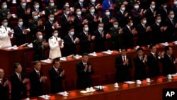 中共领导人习近平和其他中共二十大代表在闭幕式上。（2022年10月22日）