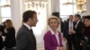 Presiden Komisi Eropa Ursula von der Leyen berbicara dengan Presiden Prancis Emmanuel Macron selama pertemuan Komunitas Politik Eropa di Kastil Praha, di Republik Ceko, Kamis, 6 Oktober 2022. (Foto: AP/Darko Bandik)