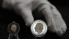 Presentan primeras monedas con el retrato del rey Carlos III