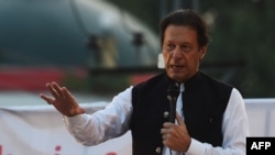 عمران خان اتوار کو ہونے والے ضمنی الیکشن میں قومی اسمبلی کی آٹھ میں سے نشستوں پر اُمیدوار ہیں۔
