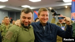 El líder de la autoproclamada República Popular de Donetsk, Denis Pushilin, celebra los resultados del referendo en rueda de prensa, el 27 de septiembre de 2022.