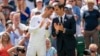 Novak Đoković i Rodžer Federer tokom ceremonije obeležavanja 100 godina postojanja vimbldonskog centralnog terena (Foto: Reuters/Susan Mullane-USA TODAY Sports) 