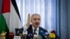 El primer ministro palestino, Mohammed Shtayyeh, preside una reunión del gabinete en la aldea de Fasayil, en el valle del Jordán, el lunes 16 de septiembre de 2019. 