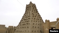 Sebuah bangunan tradisional dari struktur lumpur terlihat megah berdiri di kota Mali, Timbuktu (Foto:dok). Kelompok Islamis bersenjata Ansar Dine telah menghancurkan peninggalan bersejarah yang telah ditetapkan sebagai Warisan Dunia oleh PBB di Timbuktu.