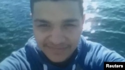 Daniel Ramírez Medina, 23, fue interrogado por los agentes de inmigración que lo arrestaron debido a un "tatuaje de las pandillas".