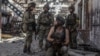 Tentara Ukraina berbicara satu sama lain di kawasan industri kota Sievierodonetsk, saat serangan Rusia ke Ukraina berlanjut, Ukraina 20 Juni 2022. (Foto: Reuters)