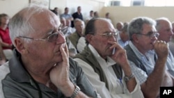 Zimbabwean farmers attend a meeting of white commercial farmers in capital Harare (2010 file photo)