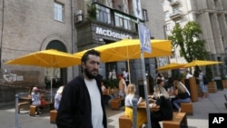 Фото: McDonald's в центрі Києва, 10 серпня 2022 року (AP Photo/Efrem Lukatsky, File)