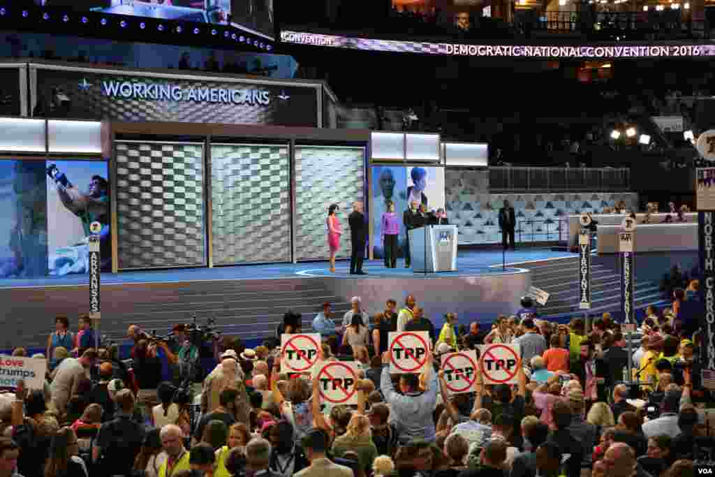 Delegates listen to speakers on the first night of the Democratic National Convention in Philadelphia, July 25, 2016. (A. Shaker/VOA)