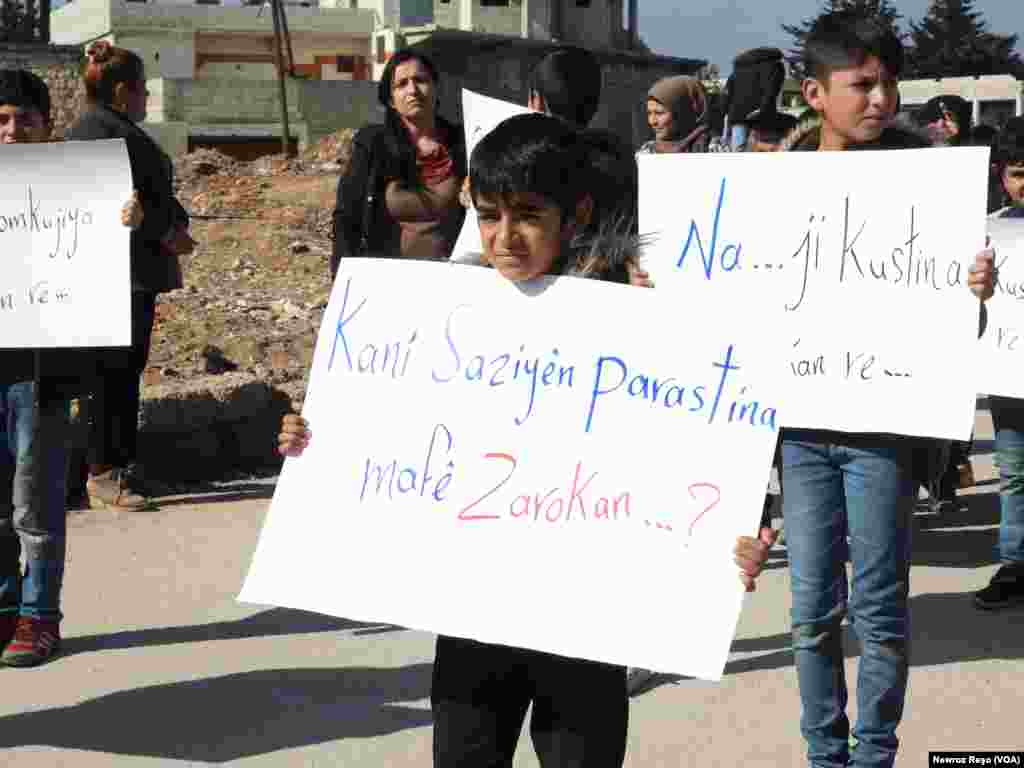Xwepêşandan Zarokên Efrînê li Hember Navenda Rûsî