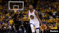 Kevin Durant dribble Lebron James lors de la finale NBA, Oracle Arena, Oakland, le 4 juin 2017 (Kyle Terada-USA TODAY Sports)