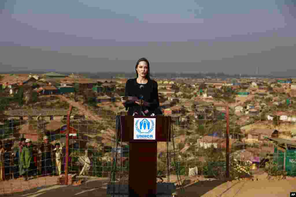 តារាហូលីវូឌ អ្នកនាង Angelina Jolie ថ្លែងនៅក្នុងសន្និសីទសារព័ត៌មានមួយនៅជំរំជនភៀសខ្លួន Kutupalong ក្នុងទីក្រុង Cox's Bazar ប្រទេសបង់ក្លាដែស។