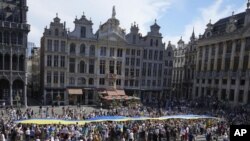 Bendera kubwa ya Ukrainian yatandazwa wakati wa siku ya sherehe za Uhuru wa Ukraine huko katika kasri ya kihistoria mjini Brussels, August 24, 2022.
