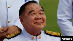 រូបឯកសារ៖ លោក Prawit Wongsuwan ដែលបានធ្វើជាឧបនាយករដ្ឋមន្ត្រីតាំងពីឆ្នាំ ២០១៩ មក ចូលរួមថតរូបជាមួយសមាជិកគណៈរដ្ឋមន្ត្រីថៃនៅវិមានរដ្ឋាភិបាលនៅរាជធានីបាងកក កាលពីថ្ងៃទី១៣ ខែសីហា ឆ្នាំ២០២០។