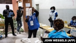 Responsável elitoral exibe boletim de voto durante contagem (24 Agosto 2022)