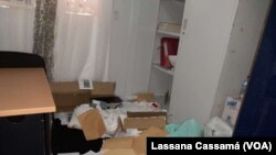 Uma das salas vandalizadas na sede do Comité Nacional de Luta Contra as Práticas Nefastas à Saúde da Mulher e Criança