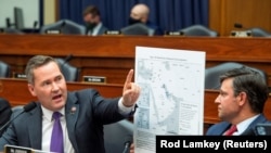 Anggota Kongres AS Michael Waltz (kiri) berargumen dalam rapat dengar pendapat dengan Komite Angkatan Bersenjata Kongres AS tentang penarikan pasukan AS dari Afghanistan yang dilaksanakan di Washington, pada 29 September 2021. (Foto: Reuters/Rod Lamkey) 