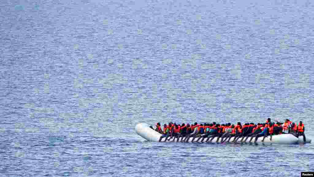 Kaum migran menunggu diselamatkan oleh awak kapal LSM “Save the Children” dari kapal Vos Hestia di Laut Meditteranea lepas pantai Libya.