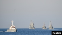 Brodovi njemačke mornarice napuštaju luku kako bi pojačali NATO kontingent na Baltičkom moru, u Kielu, Njemačka, 28. februara 2022.