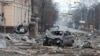 Une zone près du bâtiment de l'administration régionale, qui, selon les responsables de la ville, a été touchée par une attaque de missile, dans le centre de Kharkiv, en Ukraine, le 1er mars 2022.