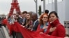 A la espera de un acuerdo decenas de activistas continúan las marchas y protestas en París durante la cumbre sobre el cambio climático.